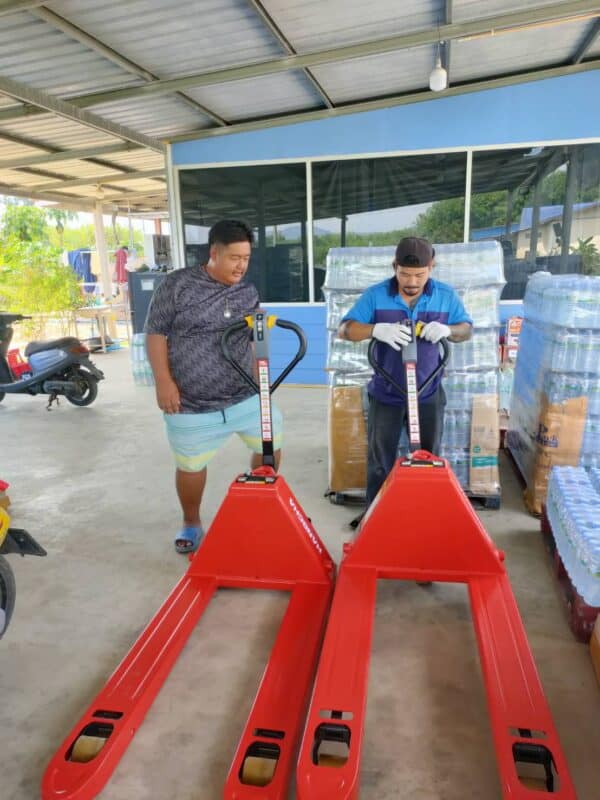 รถลากพาเลทไฟฟ้า Heli ในคลังสินค้า