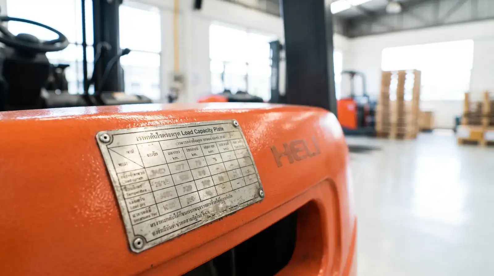 ป้ายพิกัดน้ำหนัก (Load Capacity Plate) ติดบนตัวรถโฟล์คลิฟท์