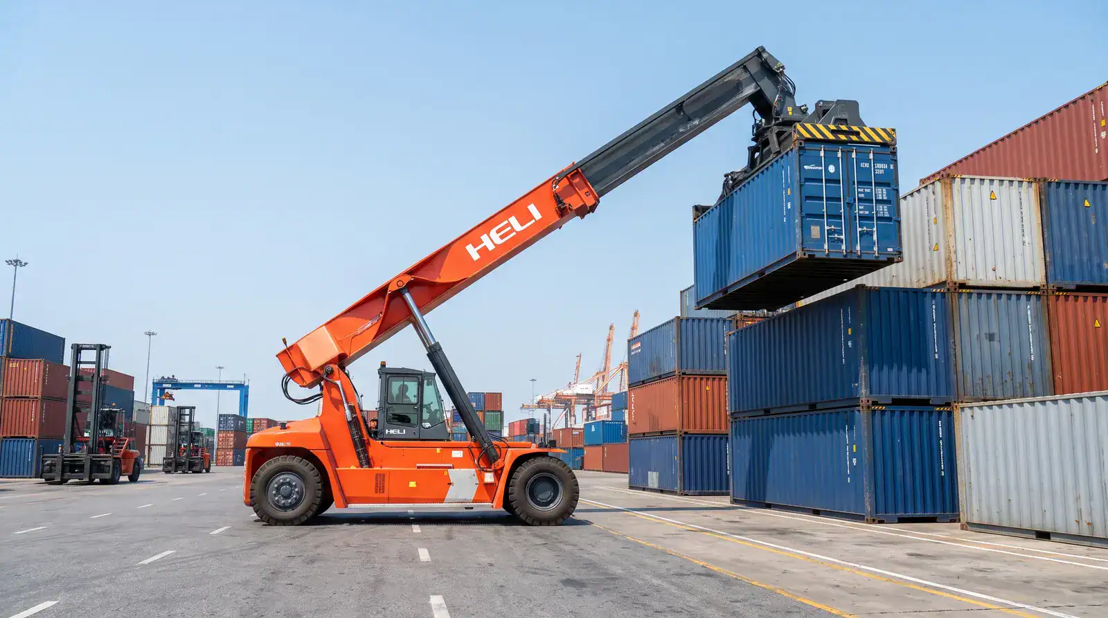 รถ Reach Stacker ยกตู้คอนเทนเนอร์ในลานตู้