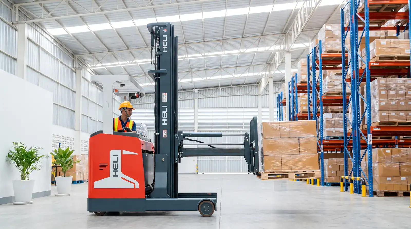 Reach Truck ยื่นเสาออกไปยกพาเลท